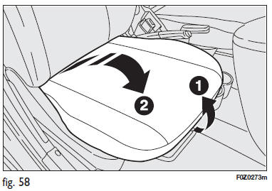 Fiat Panda. Compartiment de rangement sous le siège