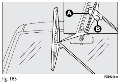 Fiat Panda. Remplacement des balais de l'essuie-glace