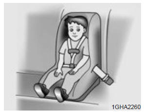 Installation d'un système de retenue pour enfant à l'aide de la ceinture de bassin (sur la ceinture de sécurité arrière centrale) (le cas échéant) - Excepté en Europe